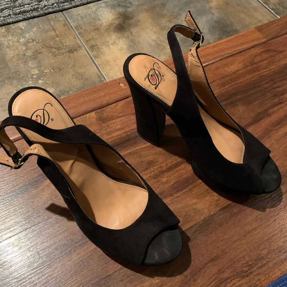Shoes - Picture 3 of 4